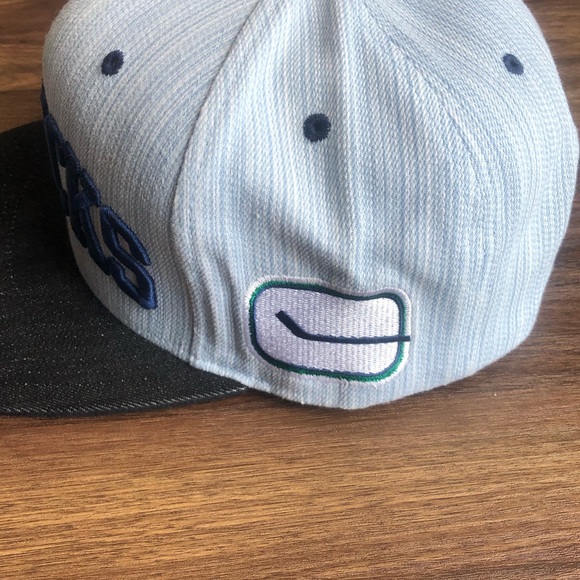 Mitchell & Ness Vancouver Canucks SnapBack - Picture 2 of 3